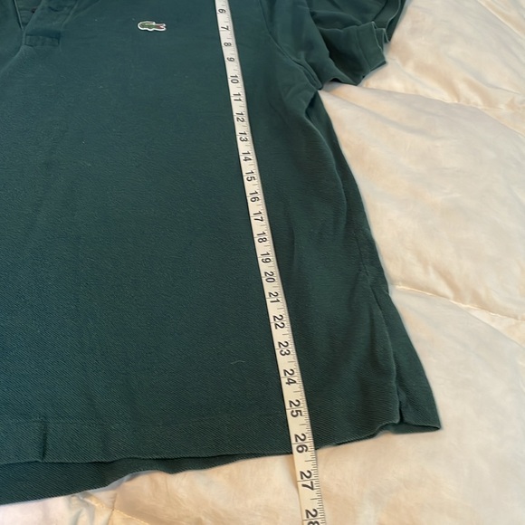 Lacoste polo in hunter green. Size 7. Measures 23 in pit to pit. 26 in in length - Picture 5 of 5